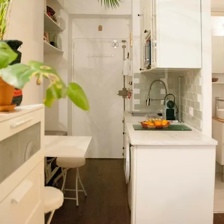 Warm Studio In A Charming Neighbourhood Apartment *